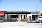Vista exterior del local Barrel Proof en Nashville con mesas al aire libre