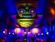 Máscara tiki iluminada colgando del techo como elemento decorativo central