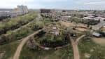 Vista aérea del parque histórico rodeado de senderos y vegetación
