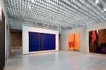 Interior de la galería principal con obras abstractas de gran formato y techo estructurado en rejilla
