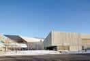 Exterior del museo en invierno con nieve en el suelo y cielo despejado