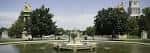 Amplia vista horizontal del esplanada con monumentos y árboles a los lados