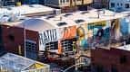 Vista aérea del edificio de Ratio Beerworks con su distintiva fachada y murales