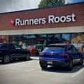 Fachada exterior de Runners Roost en Denver con estacionamiento y vehículos