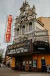 Vista exterior del Hollywood Theatre en Portland con su icónica fachada y letrero vertical
