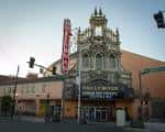 Fachada frontal del Hollywood Theatre al atardecer, mostrando detalles arquitectónicos ornamentales