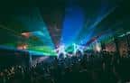 Espectáculo de luces y sonido durante un evento musical