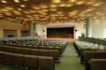 Interior del auditorio Truman Forum con butacas y escenario