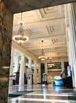Hall de entrada con lámparas colgantes y suelo pulido
