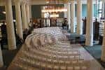 Auditorio en gradas listo para eventos culturales