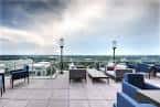 Vista panorámica de la terraza exterior con mobiliario moderno y vistas a la ciudad