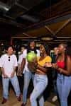 Grupo de personas celebrando con bolas de bolos en el interior del venue
