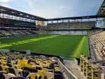 Vista interior del estadio GEODIS Park con campo de fútbol y gradas vacías