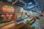 Interior del Morgan Street Food Hall con iluminación cálida y mesas de madera