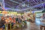 Vista general del food hall con techos altos y ambiente moderno