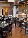 Sala principal del restaurante con mesas dispuestas para cena