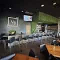 Interior del Element Gastropub con mesas y barra