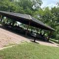 Área cubierta para eventos al aire libre con mesas y sombra en Davis/White Park