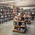 Interior de Rose City Reads con estanterías llenas de libros y mesas de exhibición