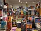 Vista cercana de libros expuestos en mostradores dentro de la librería