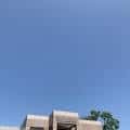 Fachada exterior del Bruce R. Watkins Cultural Heritage Center bajo cielo despejado