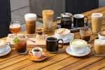 Variedad de bebidas de café servidas en una mesa de madera