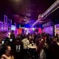 Interior del bar lleno de gente y ambiente festivo