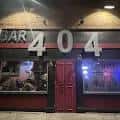 Fachada exterior del Bar 404 con su distintivo letrero