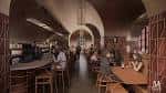 Interior del bar de Boatman Spirits Co. con clientes sentados en mesas y barra