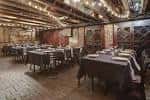 Interior del salón de eventos Gravy en Raleigh con mesas dispuestas para cena y decoración rústica