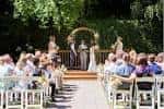 Ceremonia de boda al aire libre en el jardín del club