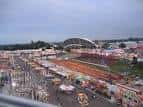 Vista panorámica del recinto de la feria estatal con atracciones y pabellones