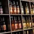 Estantería con diversas botellas de vino expuestas en el local