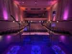 Interior del auditorio con iluminación de colores y escenario listo para eventos