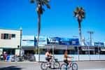 Vista exterior del 710 Beach Club con palmeras y ambiente costero