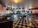 Interior del Skylark Lounge con mesa de billar y suelo a cuadros