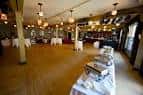 Sala de baile principal del Crystal Ballroom con mesas redondas y buffet listo para eventos