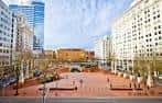 Vista panorámica del Pioneer Courthouse Square con su característica plaza de ladrillo rojo y edificios circundantes