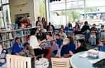 Evento de lectura para niños en el interior de la biblioteca