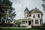 Vista exterior de la mansión Victorian Belle con su característica arquitectura victoriana y porche