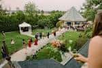 Evento al aire libre en los jardines de la mansión Victorian Belle con invitados y decoración