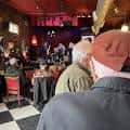 Interior del pub con mesas y clientes durante un evento