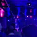 Escenario del local HQ con luces de concierto y público
