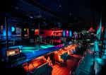 Interior del salón de eventos con iluminación ambiental azul y roja