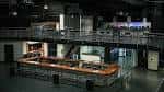 Área de barra y lounge en el nivel inferior del centro de eventos
