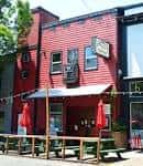 Vista exterior del Mississippi Studios con su distintiva fachada roja y terraza al aire libre