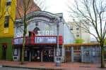 Vista exterior del Star Theater en Portland con su fachada histórica y letrero iluminado