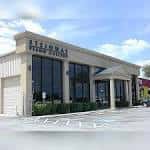 Vista frontal del showroom de pianos Steinway en Austin bajo cielo despejado