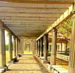 Paseo cubierto con columnas en Kessler Park