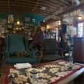 Área de lectura con sillones y decoración acogedora
